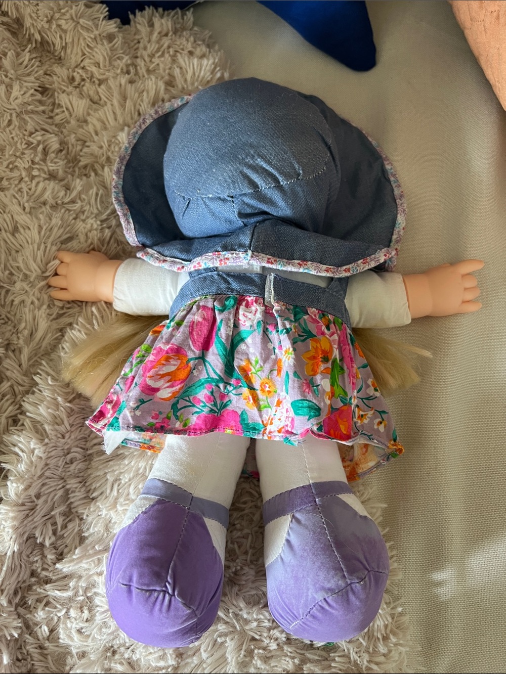 VINTAGE 1990s DSI Toys Baby Pick Me Up doll TALKS & GIGGLES!! denim & floral - Picture 11 of 17